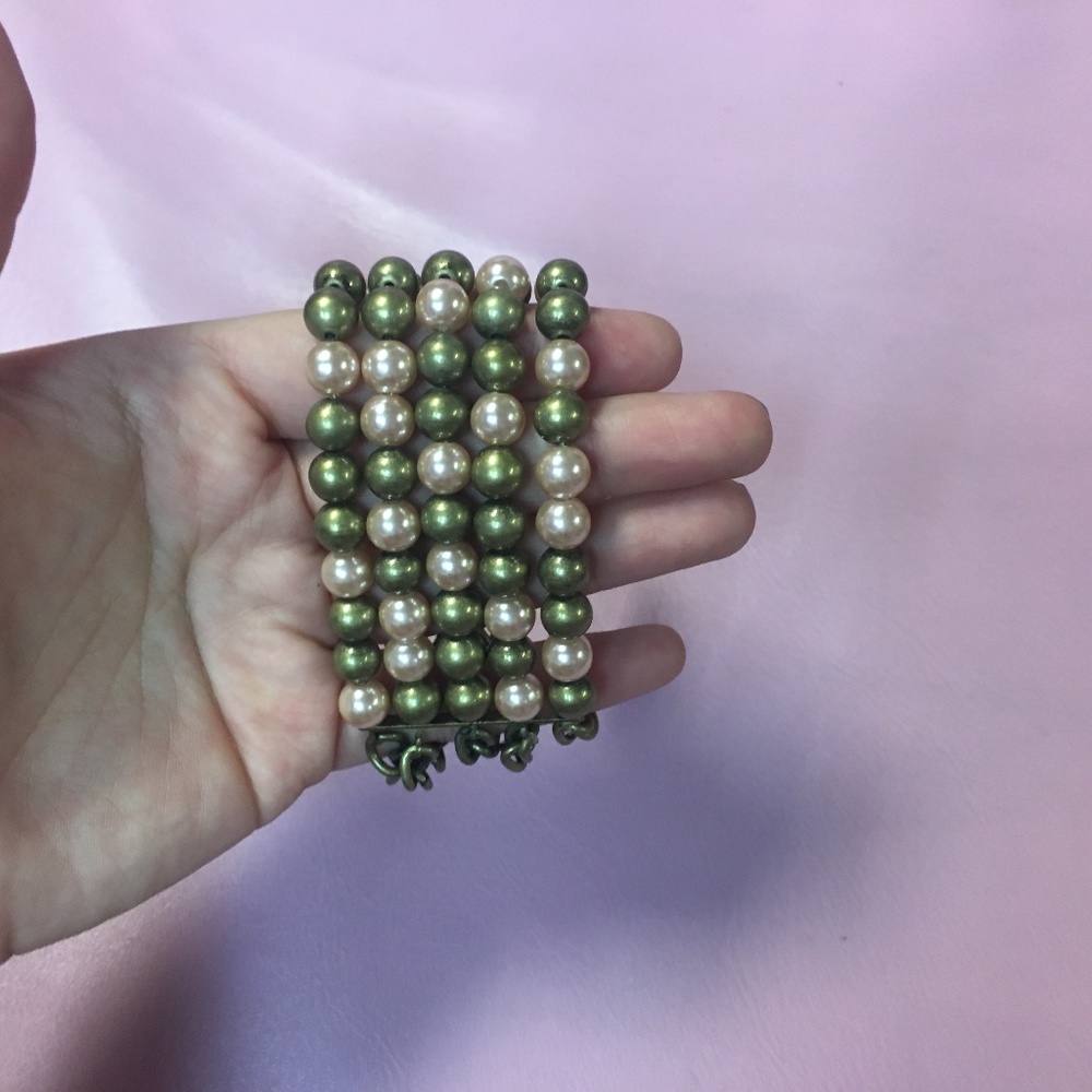 🤩 Macy's Dark green and light pink pearl bracelet